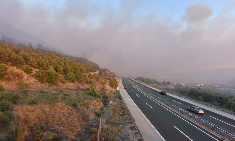 Jučerašnji požar u Bilicama zahvatio je i dio raslinja pored autoceste A1