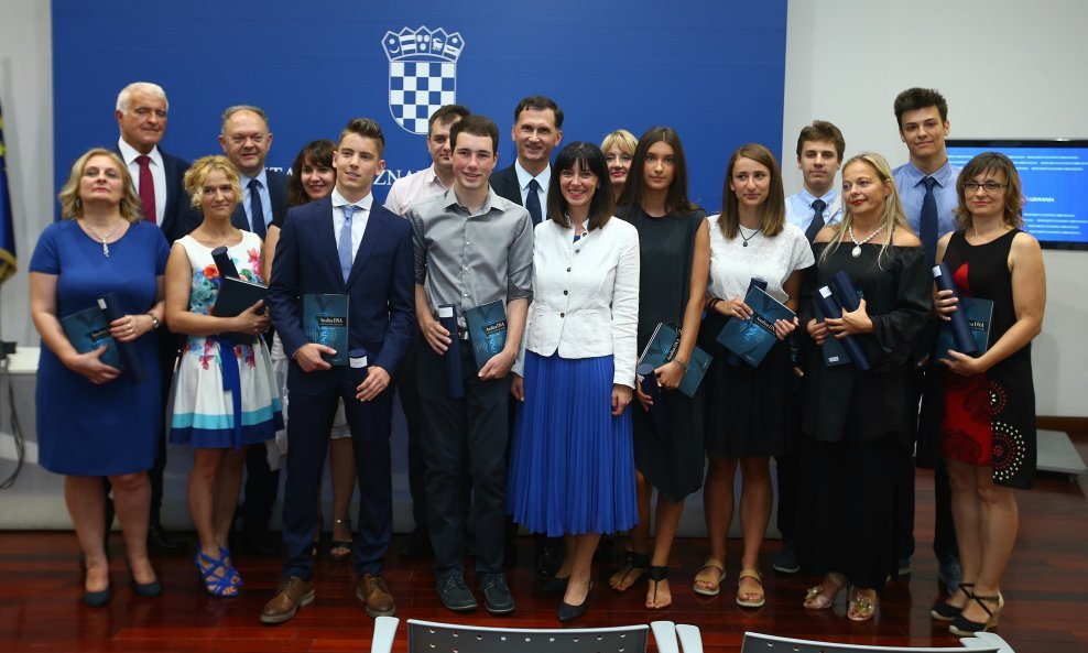 Ministrica znanosti Blaženka Divjak s nagrađenim učenicima