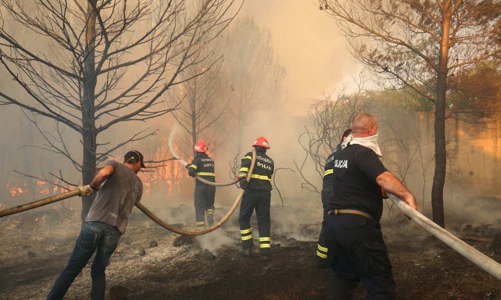 Stanovnici i vatrogasci zajedničkim snagama gase požar u Mravincima