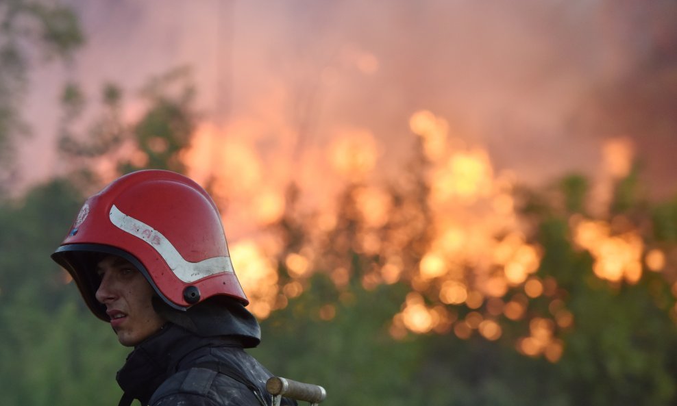 Vatrogasci na području Splitsko-dalmatinske županije gase nekoliko požara, najveći je na Dinari