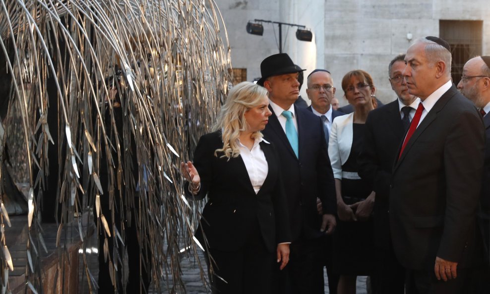 Netanyahu sa suprugom Sarom i mađarskim premijerom Orbanom u budimpeštanskoj sinagogi