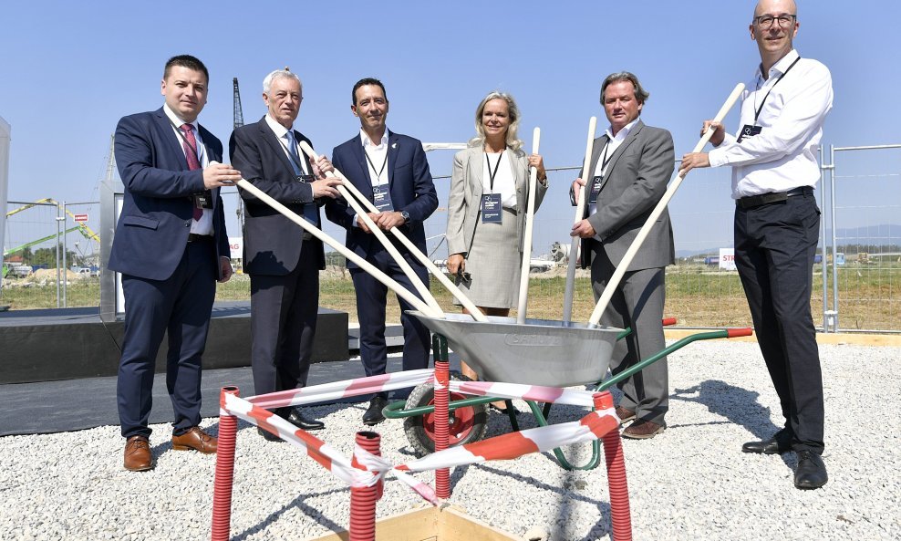 Mato Čičak, Stjepan Kožić, Branko Mihajlov, Sylvia Mutschler, Thomas Reichenauer, Stefan Vanoverbeke na svečanosti postavljanja kamena temeljca za Designer Outlet Croatia.