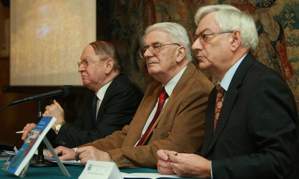 Vladimir Stipetić (u sredini)