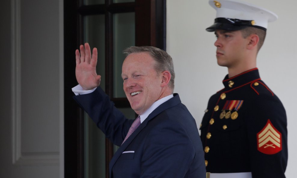 Spicer na ulasku u Bijelu kuću