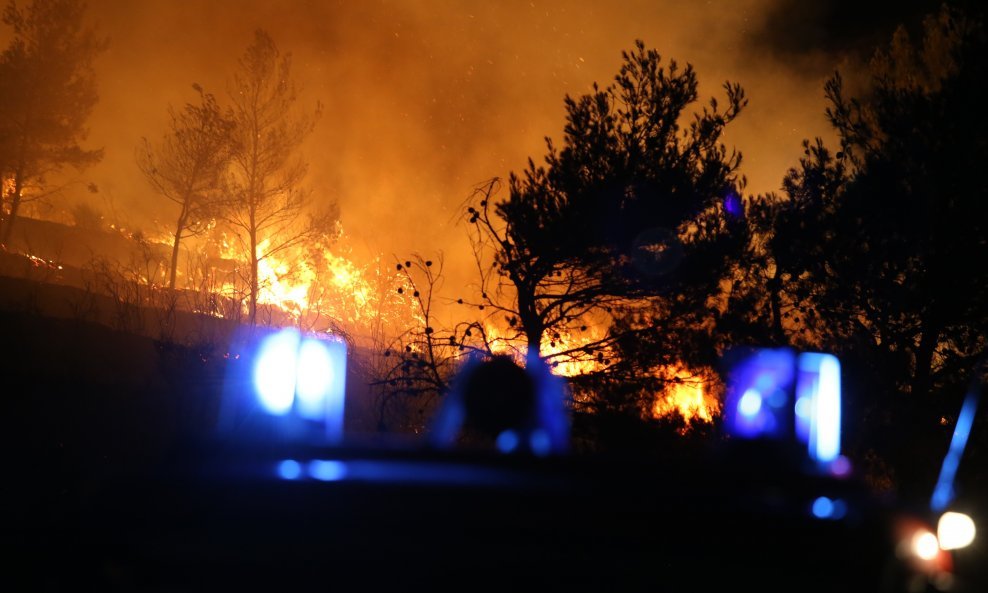 Vatrogasci u akciji gašenja požara kod Gornjeg Rupotina nedaleko od Klisa