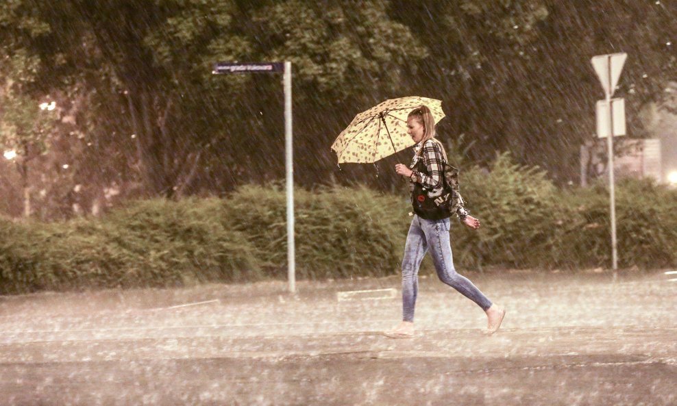 U večernjim satima Zagreb je pogodilo grmljavinsko nevrijeme s jakom kišom