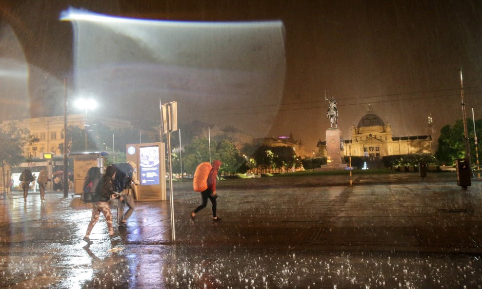 U večernjim satima Zagreb je pogodilo grmljavinsko nevrijeme s jakom kišom
