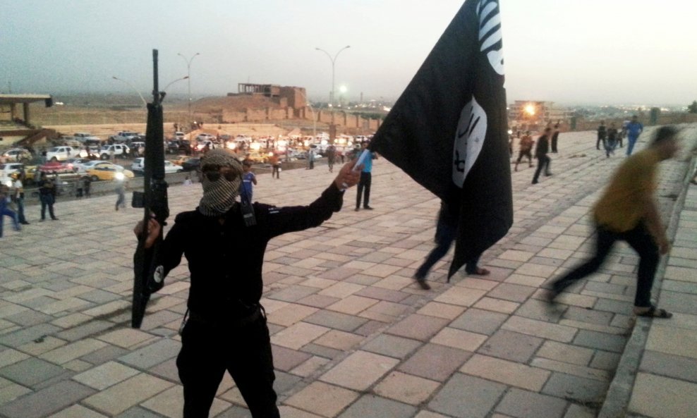 Borac ISIL-a drži zastavu na ulicama Mosula prije nego su iračke snage oslobodile grad