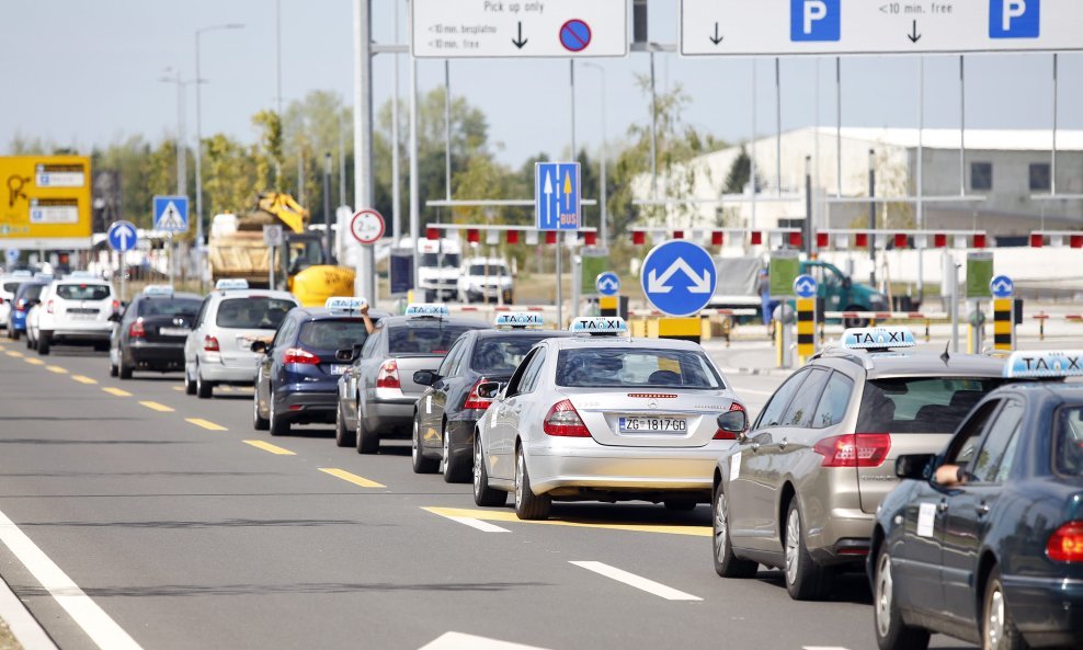 Taksisti su zakrčili parking ispred zagrebačke zračne luke