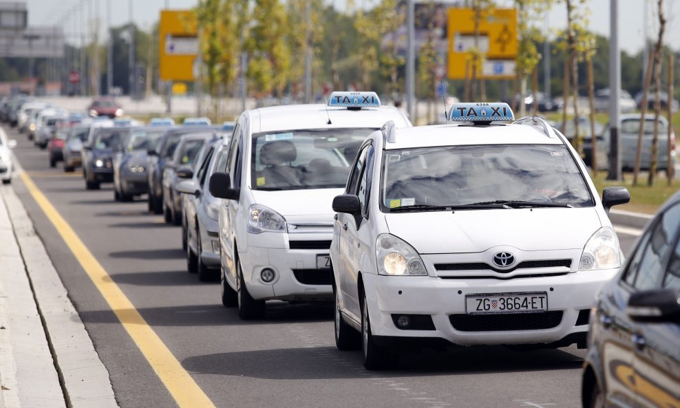 Taksisti su zakrčili parking ispred zagrebačke zračne luke