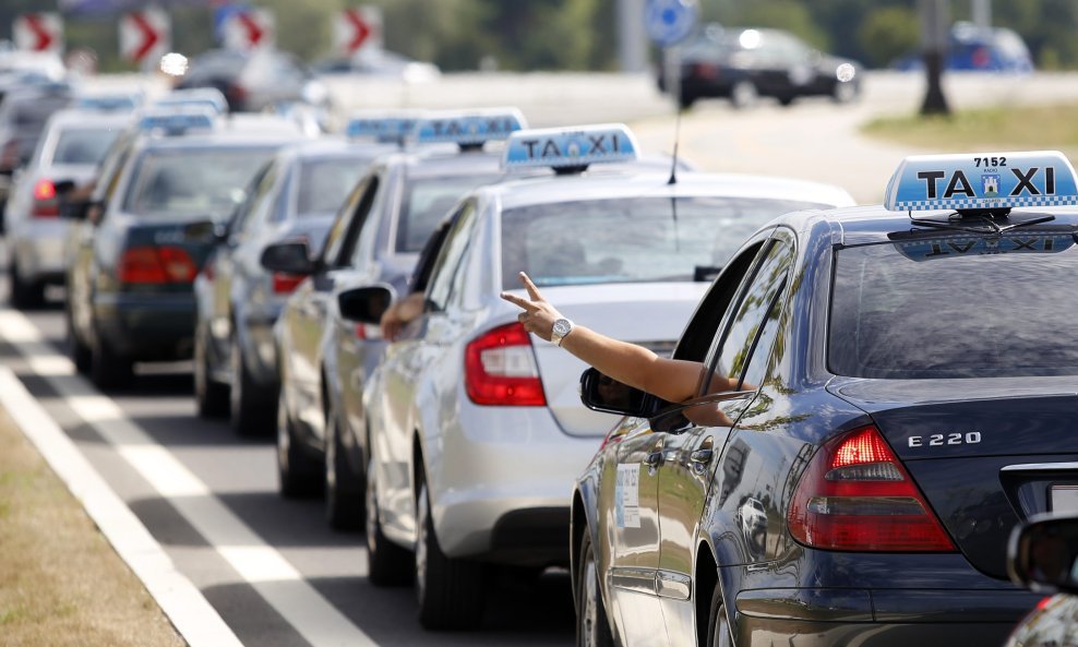 Taksisti su zakrčili parking ispred zagrebačke zračne luke