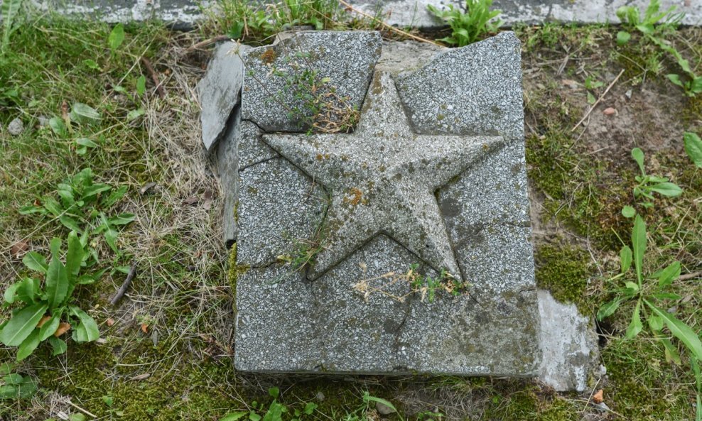 Groblje u poljskom gradu Žešuv jedno je od 500 mjesta koja bi se mogla naći na udaru čistača ostavštine komunizma