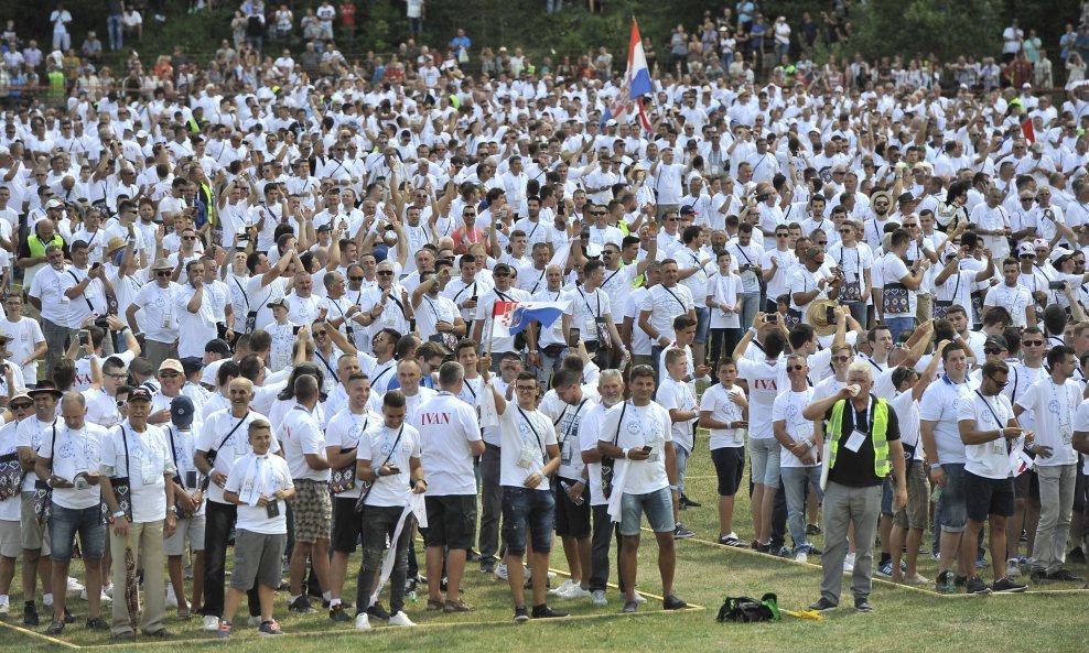 Akcija za Guinessa 1000 Ivana u Kupresu uspjela je jer se skupilo 2325 Ivana na gradskom stadionu. Nakon službenog prebrojavanja kolona Ivana predvođenih Thompsonom se spustila u grad na zabavu i koncert.