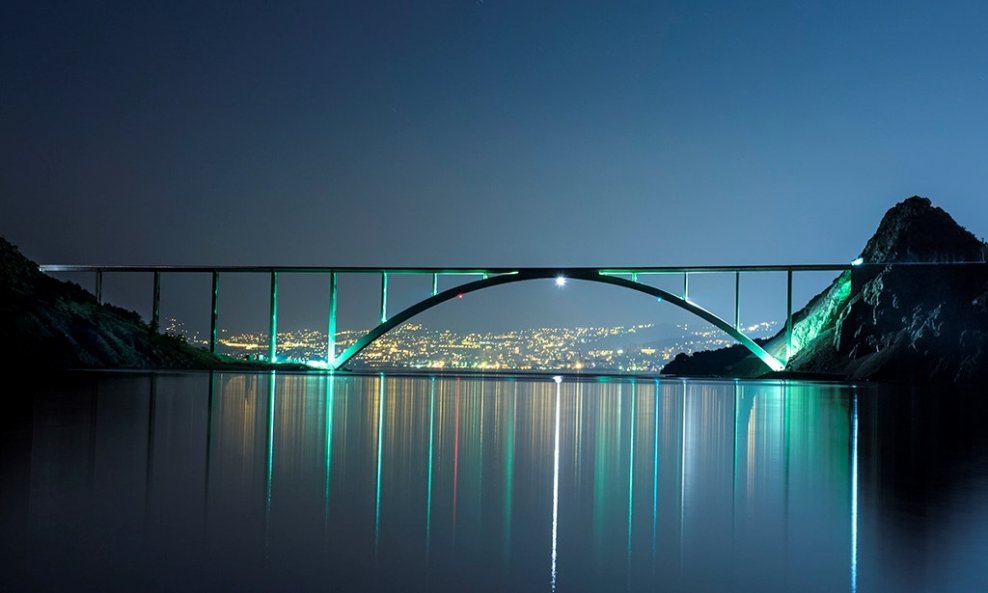 'Rijeka izranja iz sna', Krčki most i Rijeka u pozadini