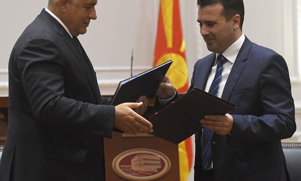 Zaev i Borisov prilikom potpisivanja dogovora