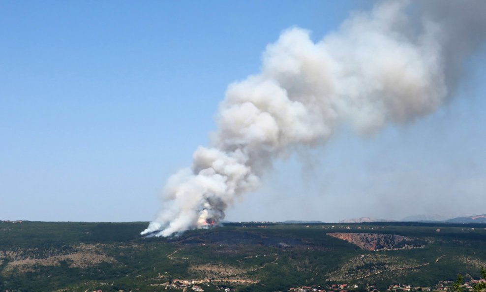 Ponovno buknuo požar kod imotskog Crvenog jezera