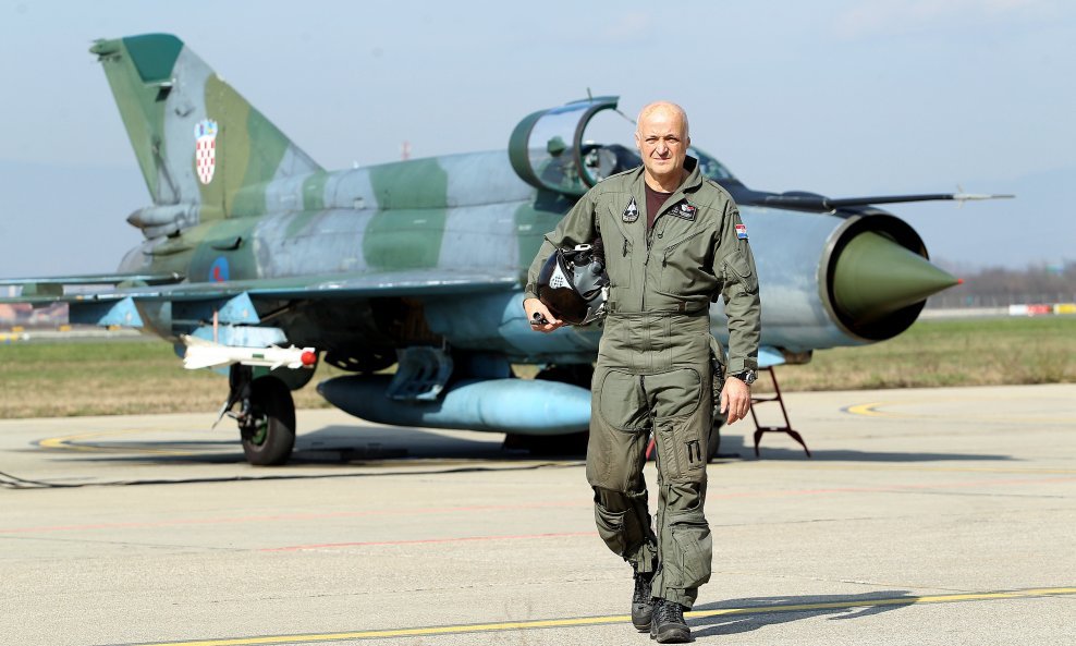 Umirovljeni brigadir Ivan Selak jedan je od najiskusnijih pilota HRZ-a