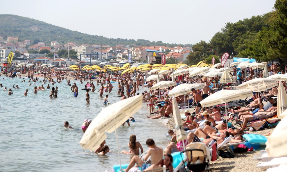 Gužva na plaži u Vodicama, prije komunalnih problema