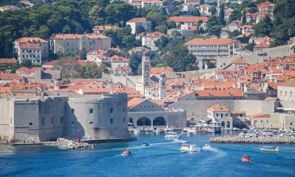 Od 1.siječnja do 2. rujna 2017.godine, u Dubrovniku je boravilo 876.076 turista.