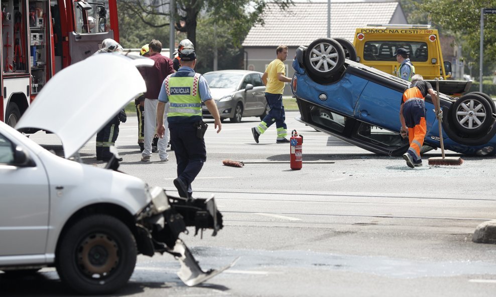 Sudar dva osobna automobila na križanju Vukovarske i Miramarske ulice. Navodno je sivi automobil prošao kroz crveno svjetlo na semaforu te udario u plavi Mini koji se uslijed udarca okrenuo na krov.