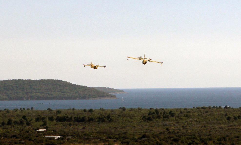 Vojni kanaderi i airtractori gase vatru na tri požarišta