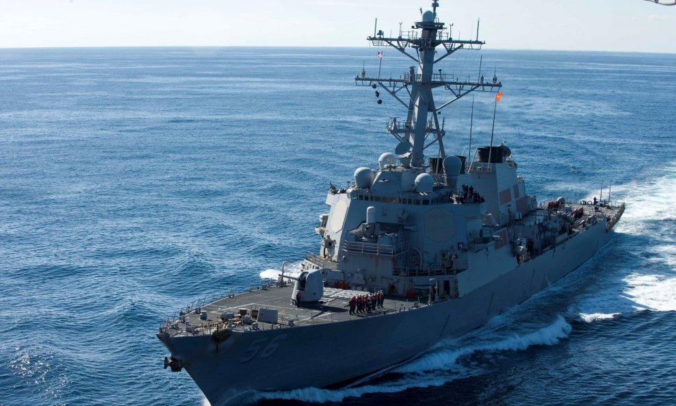 Američki razarač USS John McCain