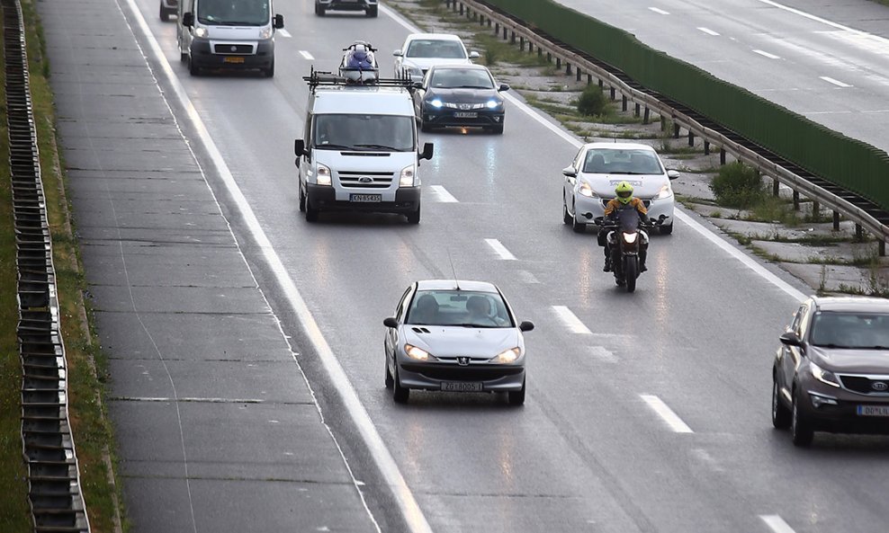 Zbog smjene turista i obilne kiše, na autocesti se stvaraju kolone