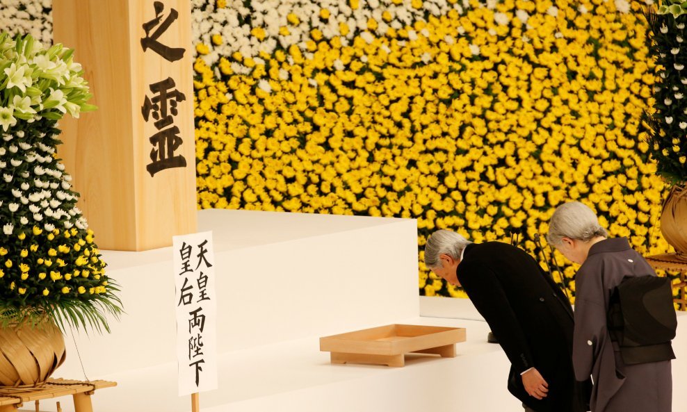 Japanski car Akihito i carica Michiko pred spomenikom ratnim žrtvama