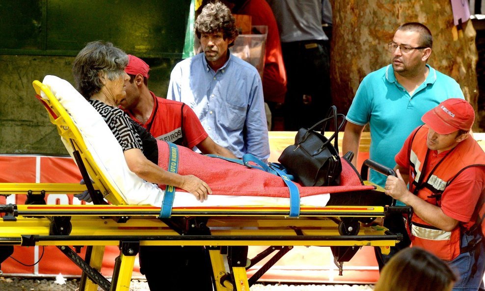 Spasitelji pomažu ozlijeđenima nakon nesreće na Madeiri