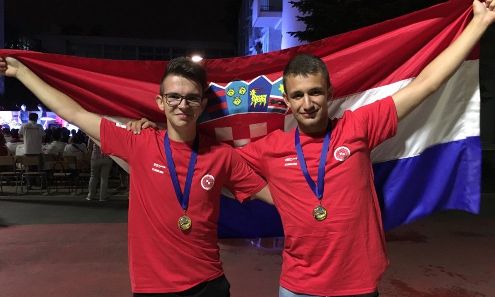 Srećko Kajić (lijevo), svjetski prvak u geografiji, s Mihovilom Penavićem, osvajačem srebra na geografskoj olimpijadi