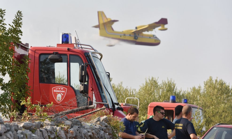 Odmah po dojavi na gašenje požara upućeni su vatrogasci svih dobrovoljnih vatrogasnih društava s Makarskog primorja