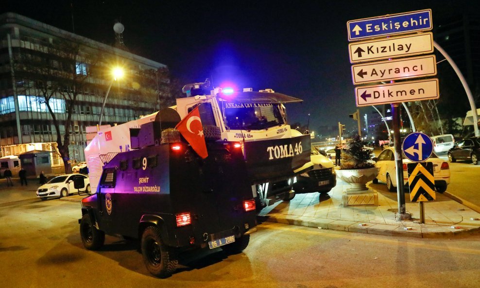Turski javni tužitelji naredili su pritvaranje 288 ljudi zbog sumnji na povezanost s neuspješnim vojnim udarom prošle godine