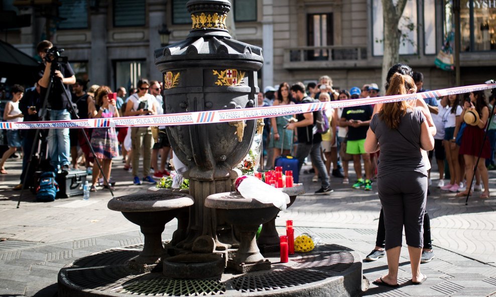 Stanovnici i turisti u Barceloni ostavljaju cvijeće na mjestu terorističkog napada