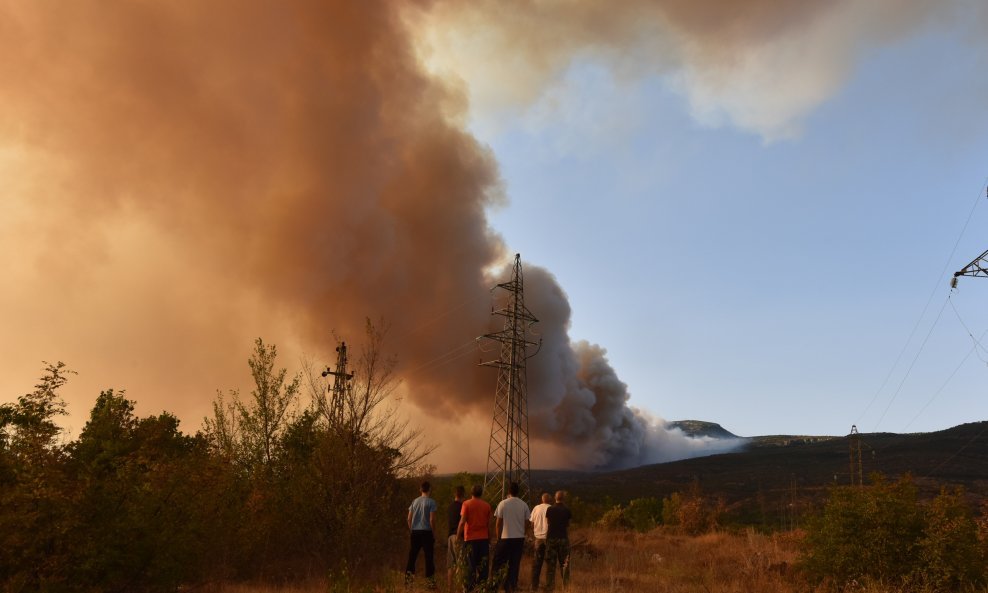 Gori šumski teren oko Benkovca i ponovo se aktivirao požar na Promini