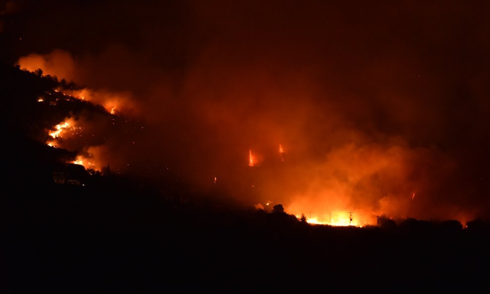Vatrogasci i vojska borili su se tijekom noći s vatrom na Promini kod Drniša, a dio stanovištva je evakuiran