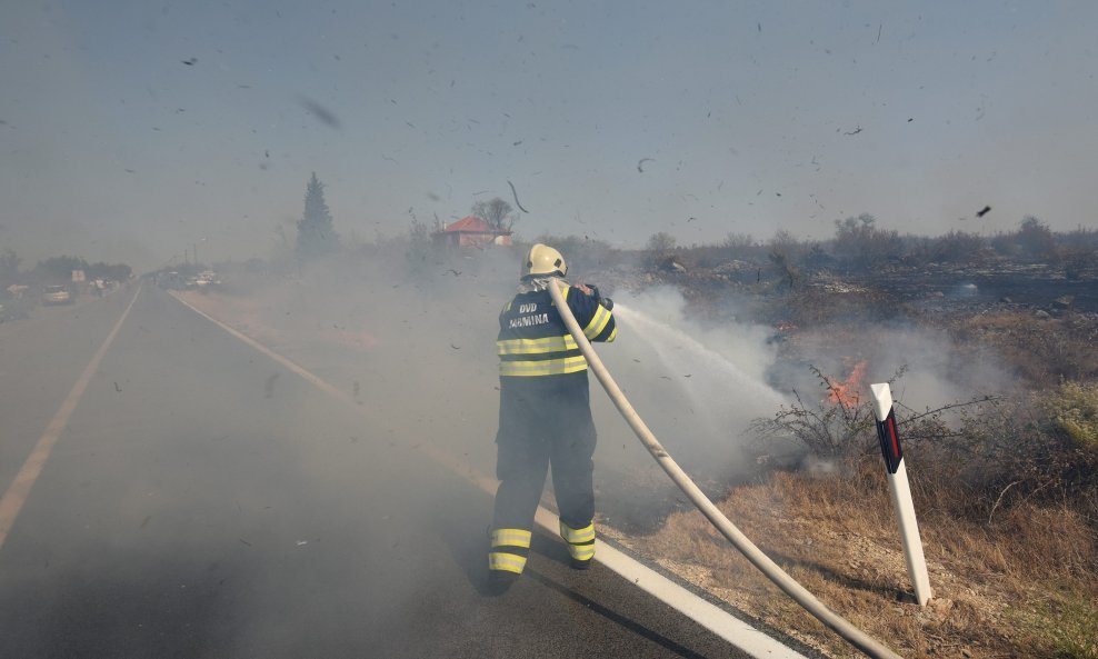 Požar je udaljen od Korenice svega dva kilometra, na granici s Nacionalnim parkom Plitvička jezera