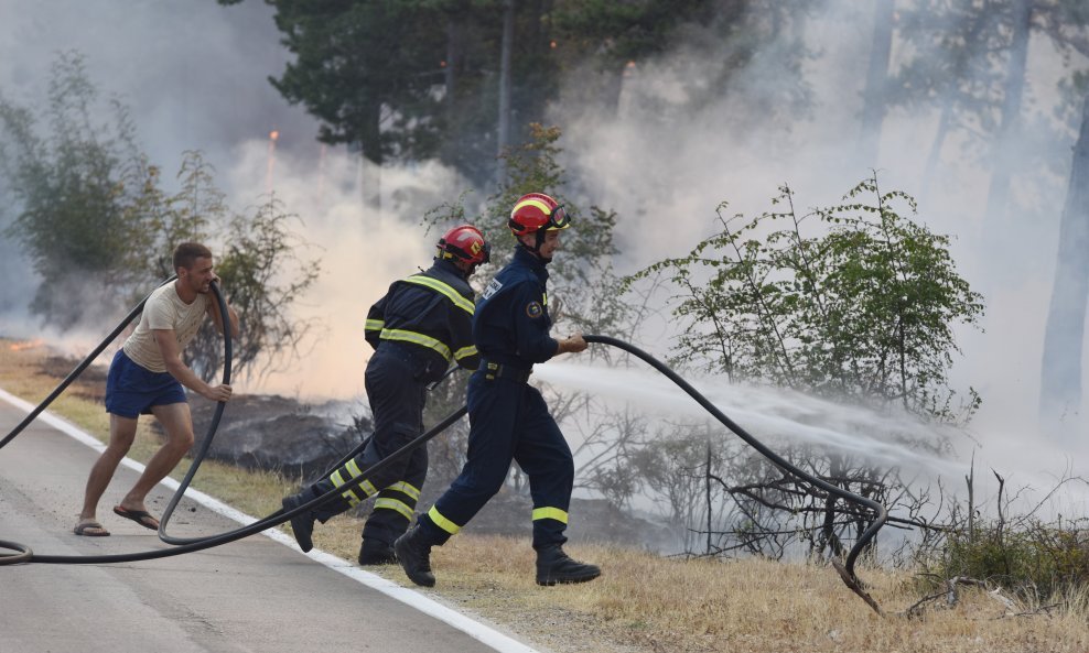 Opožareno je više tisuća hektara zahtjevnog terena