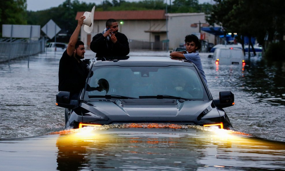 Velik dio te zone južno od Houstona je pod vodom već četiri dana zbog tropske oluje Harvey