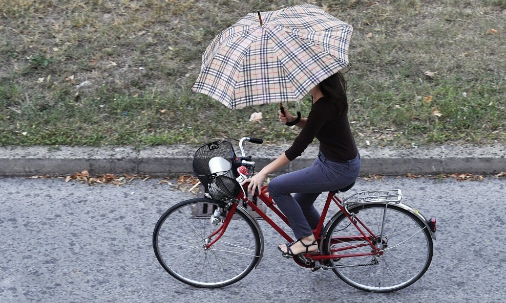 U zapadnim dijelovima od jutra je promijenjivo, povremeno s kišom i pljuskovima