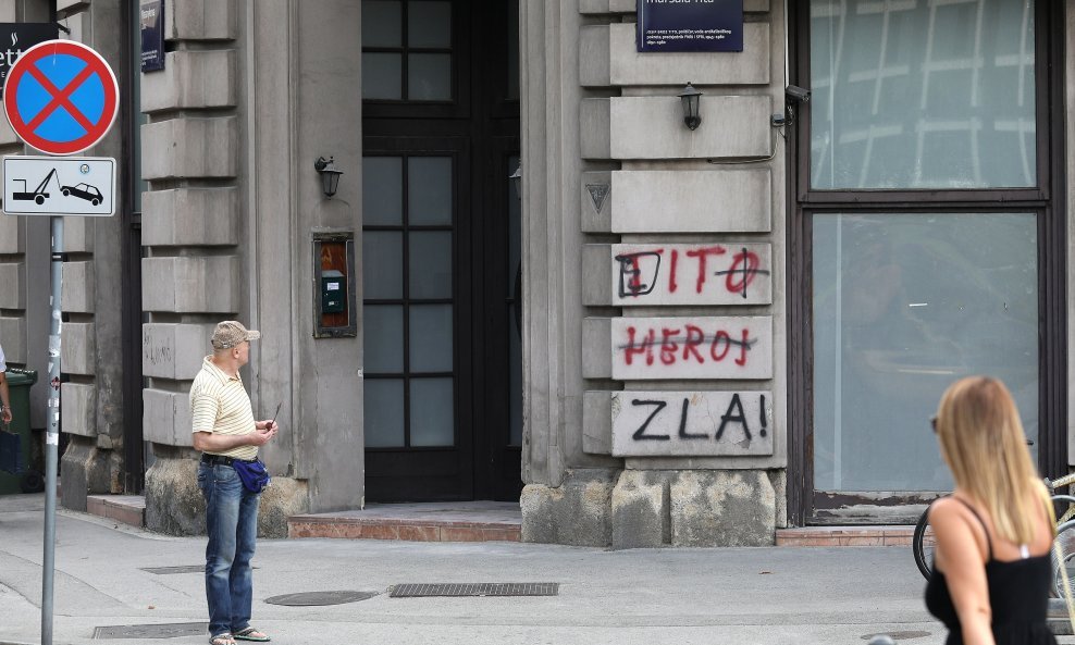 Trg maršala Tita jutro nakon izglasavanja promjene naziva trga