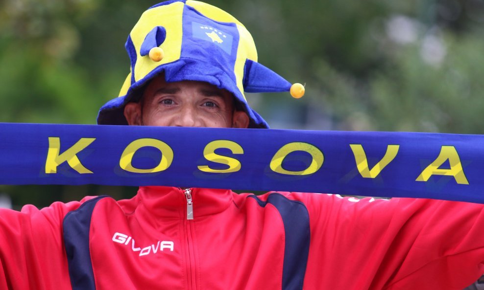 Navijač Kosova ne može s obilježjima na tribine s hrvatskim navijačima
