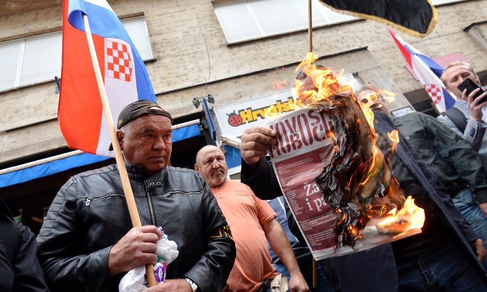 Članovi A-HSP-a ispred sjedišta SNV-a zapalili Novosti