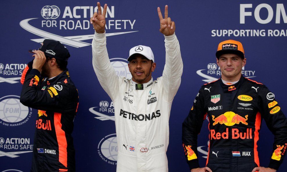 Lewis Hamilton između Maxa Verstappena i Daniela Ricciarda