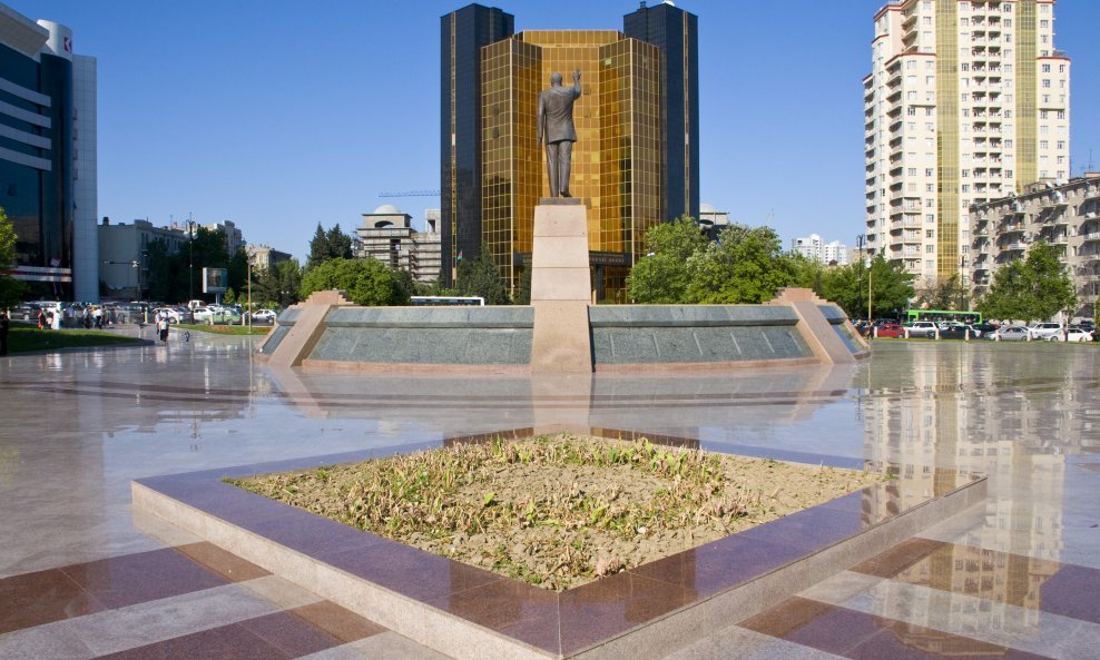 Spomenik predsjedniku Alijevu u središtu Bakuua