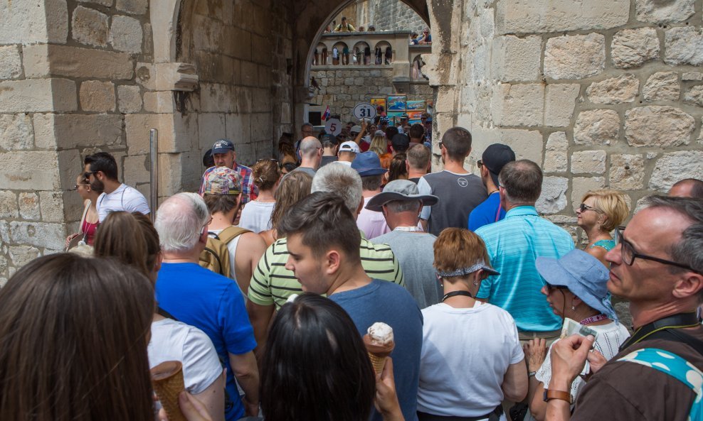 Dubrovnik se bori s viškom gostiju