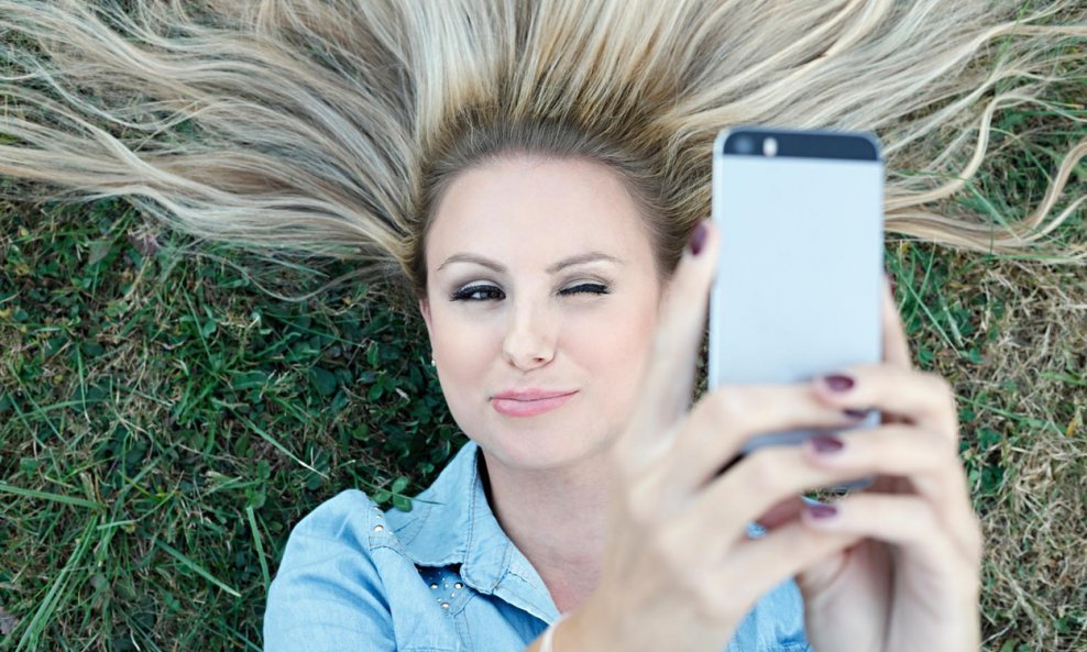 žena djevojka mobitel pametni telefon smartphone selfie