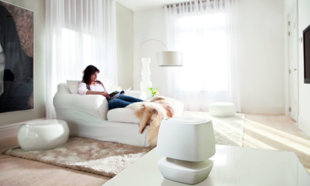 Air_Max_Ambiance_White_Living_room_300dpi_100x67mm_D