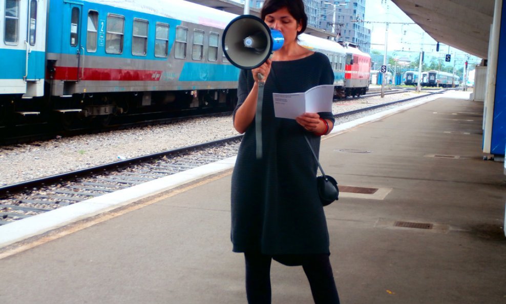 Iva Kovač (Fokus Grupa) tijekom intervencije na ljubljanskom kolodvoru