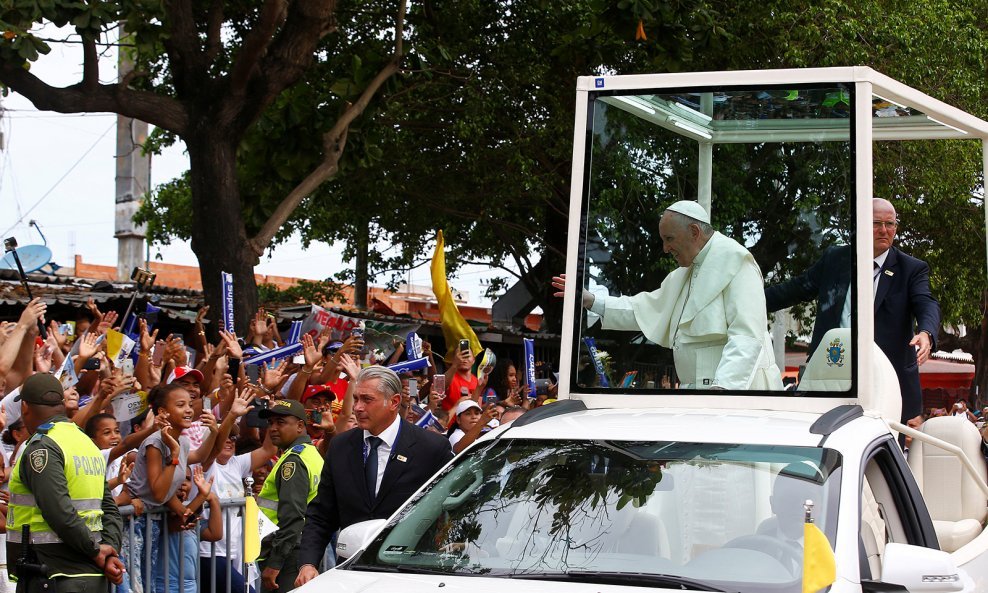 Papa Franjo s povezom na oku završio posjet Kolumbiji