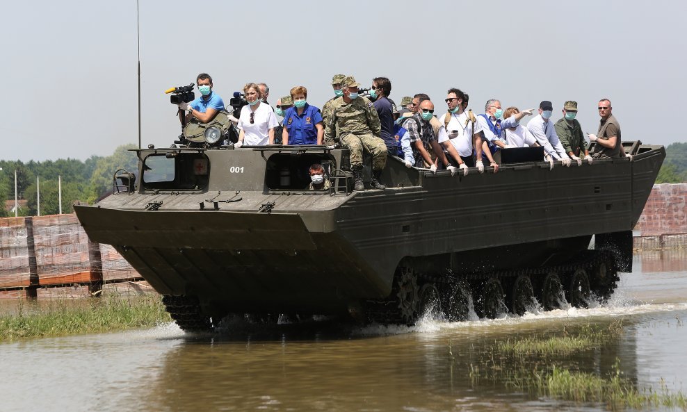 Vojnici s mehanizacijom i amfibijom angažirani su u Ogulinu kao pomoć u obrani od poplava